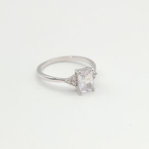 Elegant Silver Ring with Clear Crystal Gemstones - Size 7